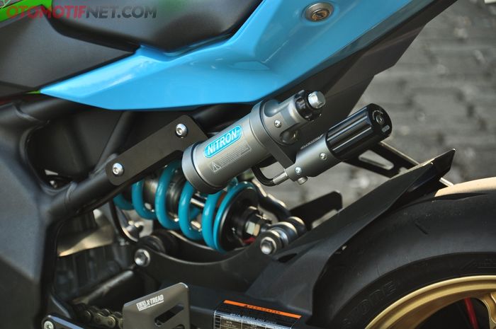 Suspensi belakang Nitron R3 buat Ninja ZX-25R ini punya sederet penyetelan, termasuk adjuster preload tinggal putar