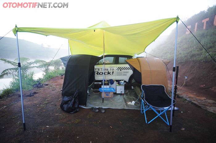 Siapkan flysheet ukuran 3x4,  tenda velbed bersama sleeping bag polar, alas tarpaulin dan camping cooking boks.