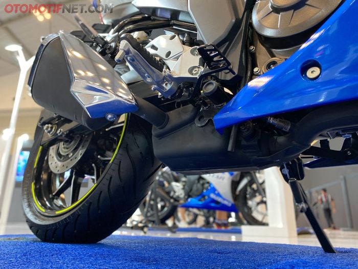 Terdapat catalityc converter yang cukup besar di bawah mesin Suzuki Gixxer SF 250