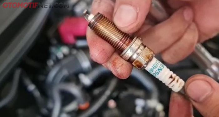 Ilustrasi keramik busi mobil muncul bercak coklat karena proses corona stain
