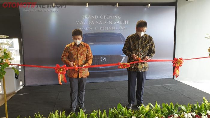 Pengguntingan pita sebagai bentuk simbolis peresmian dealer Mazda Raden Saleh (14/12/2021)