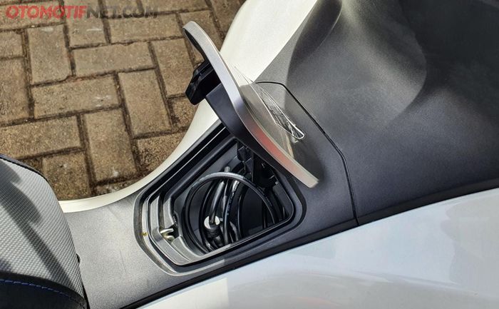Tutup tangki Honda PCX Electric berisi kabel charger