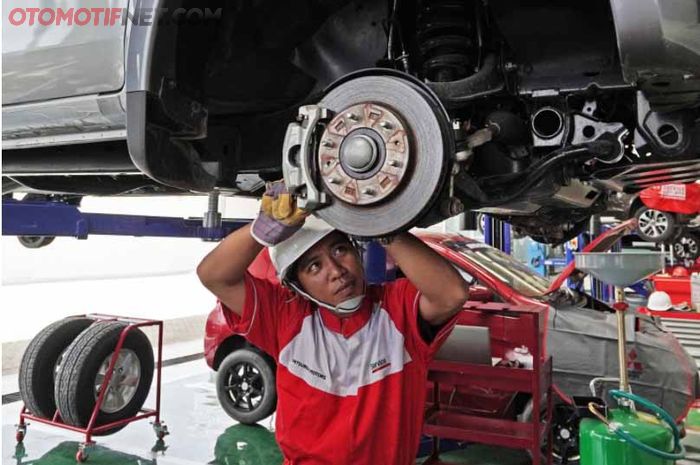 Periksa ketebalan dan kerataan permukaan piringan cakram dan ketebalan kampas rem