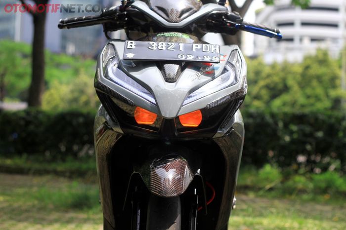 Sepasang projector milik Mitsubishi Pajero Dakar tertanam di reflektor