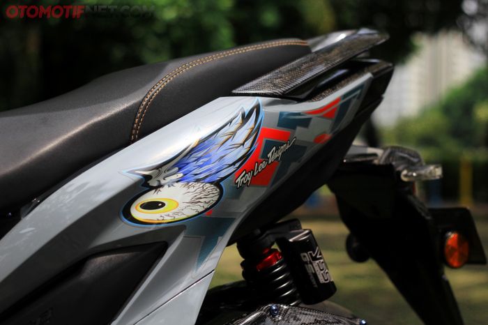 Bodi Audi Grey dikombinasi dengan striping TLD yang apik di Vario