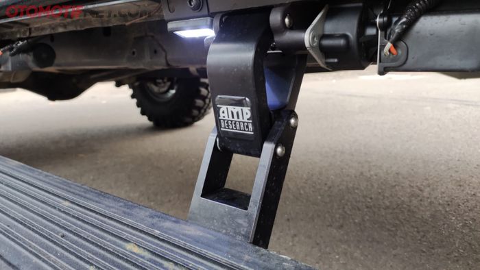 AMP Research dilengkapi dengan lampu LED