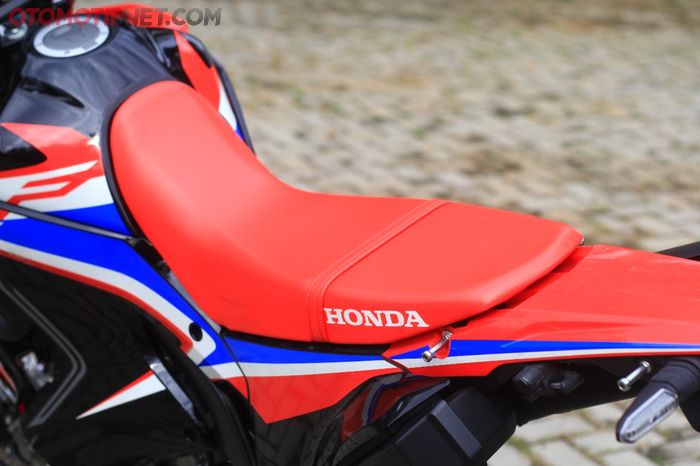 Rangka baru Honda CRF250 Rally 2021 lebih ringan 3 kg dan bikin posisi jok sedikit lebih rendah, sayang busanya keras