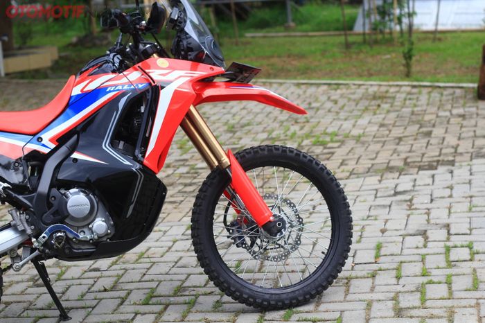 Suspensi Showa upside down pada Honda CRF250 Rally 2021 punya tabung sedikit cokelat dengan travel yang lebih panjang dari sebelumnya