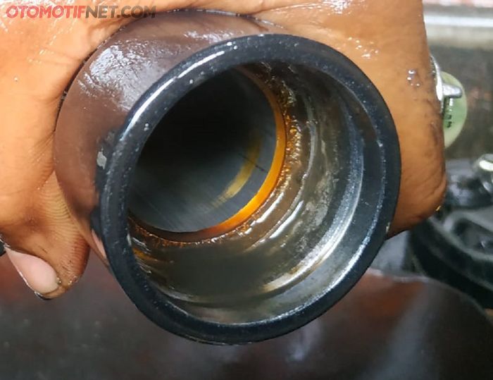 Kerak juga bisa menumpuk di tempat sil sokbreker