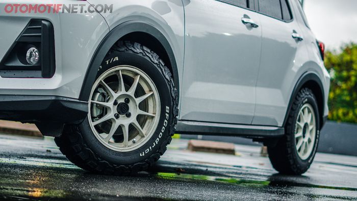 Daihatsu Rocky pasang pelek putih lansiran Enkei S-Tarmac ring 16x7 inci