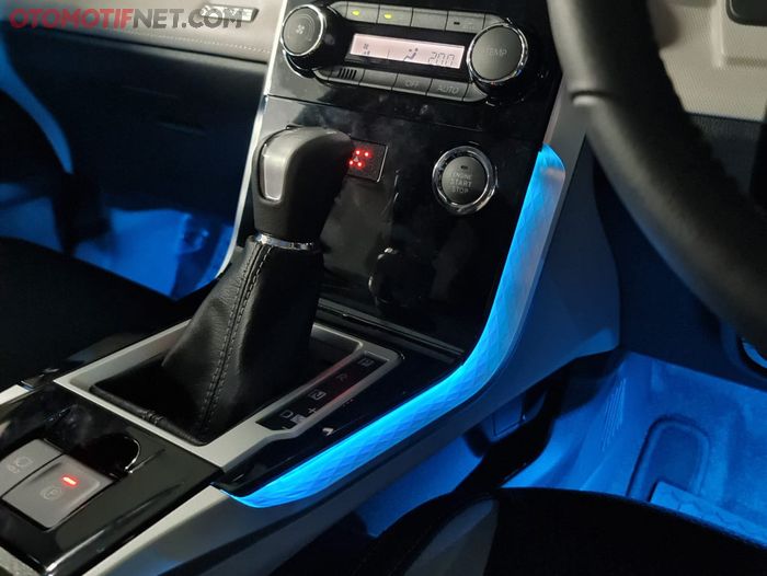 Ambient light di konsol tengah Toyota Veloz juga senada berubah mengikuti yang lain
