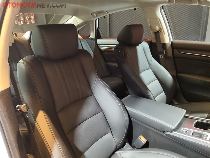 di dominasi dengan warna hitam pada seat, door trim, console tengah, serta dashboard menambah kesan sporty dan elegan. 
