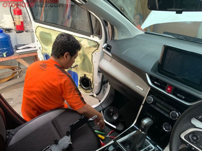 Proses pemasangan speaker split 2ways JBL Club 6500C