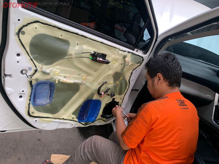 Proses upgrade speaker JBL ini mengejar konsep OEM look