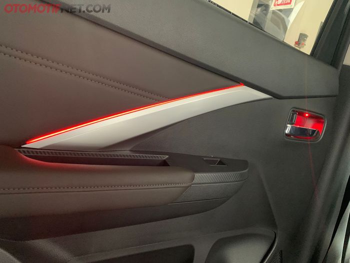 Pemasangan ambient light di door trim Xpander bikin tambah elegan