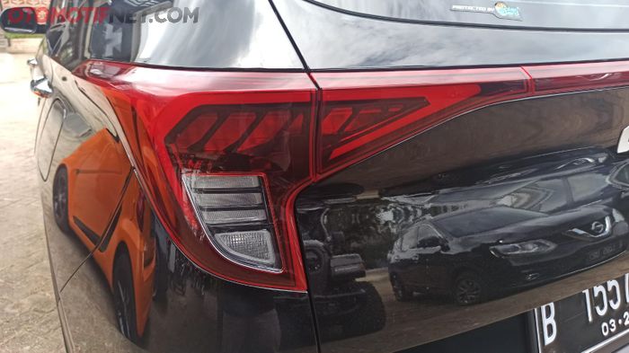 Lampu belakang Kia Carens sudah menggunakan LED