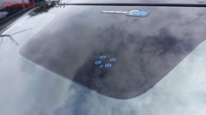 Tampak sensor ada di kaca depan Kia Carens