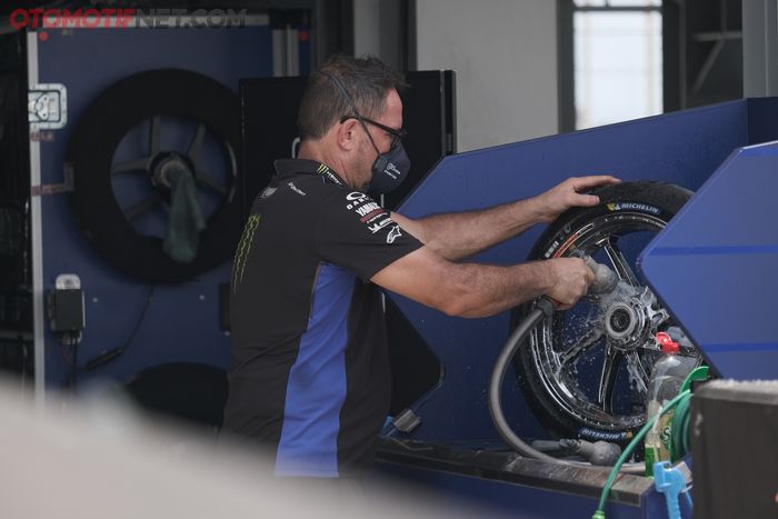 Mekanik sedang mencuci pelek sebelum dikemas setelah practice start di hari ketiga tes pramusim MotoGP Mandalika.