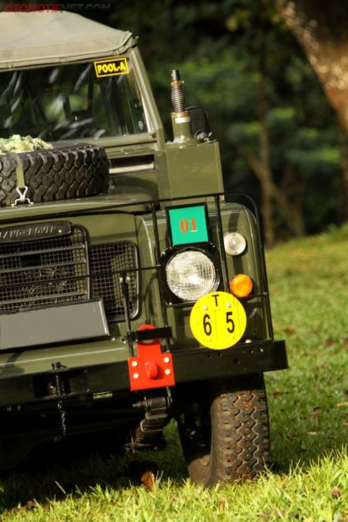 Tulisan T65 di bumper dan stiker 