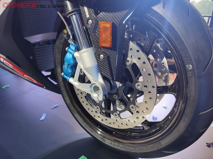 Terlihat jelas beberapa komponen BMW M 1000 RR berbahan karbon