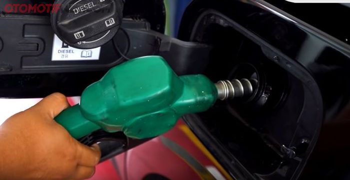 Saat akan mengisi BBM, pastikan jenis BBM-nya sesuai dengan spesifikasi mesin kendaraan, bisa dilihat tulisan pada tutup tangki
