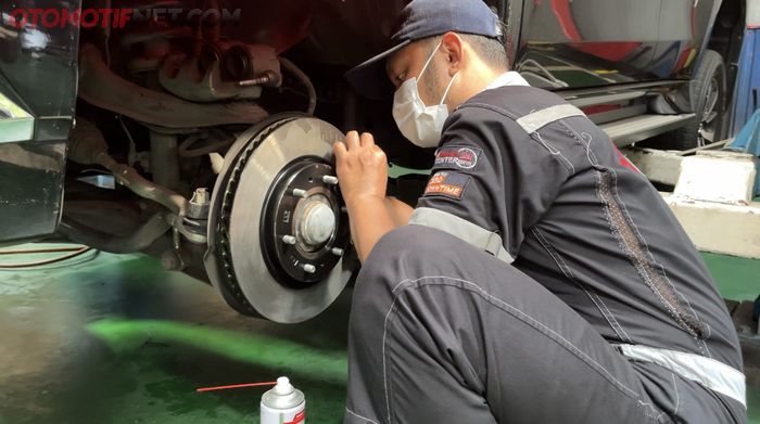 Ilustrasi pengecekan rem mobil