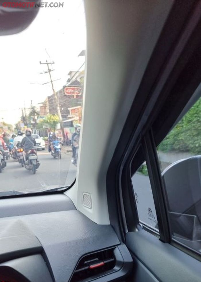 Pilar A yang agak lebar ditambah talang air berwarna gelap, membuat area blind sport makin besar