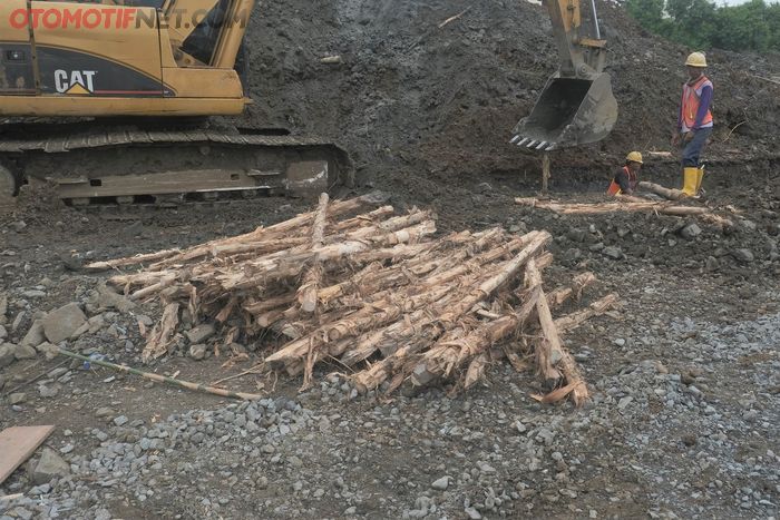 Tumpukan kayu dolken yang akan ditanam untuk menstabilkan tanah di area sirkuit Formula E Jakarta.