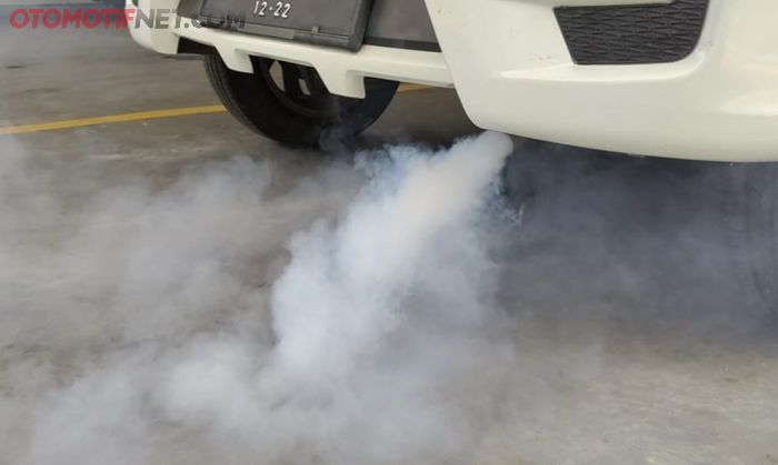 Ilustrasi asap putih keluar dari knalpot mobil
