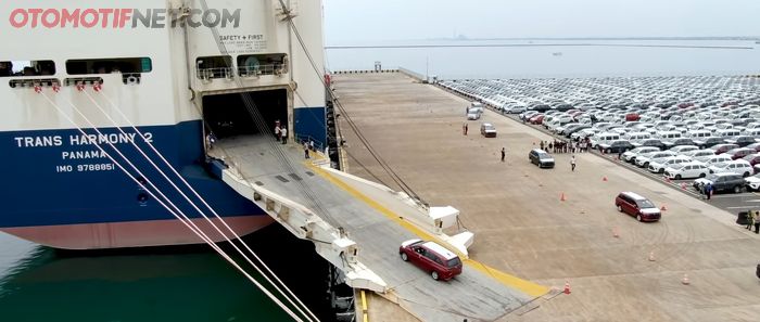 Suasana Kegiatan Ekspor di Pelabuhan Patimban pada Selasa, 8 Maret 2022.
