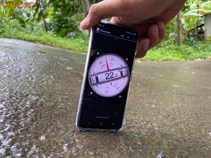 Kami ukur menggunakan aplikasi Clinometer di smartphone android terbaca 22 derajat