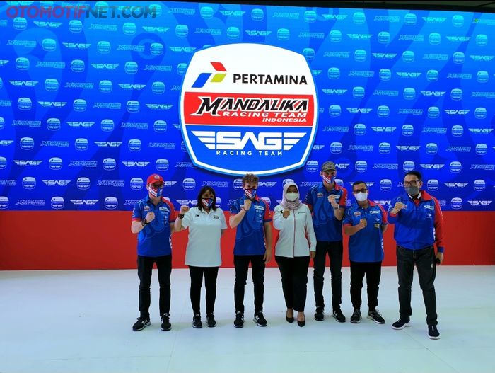 Jajaran pembalap, direksi dan sponsor Pertamina Mandalika SAG saat konferensi pers di Mandalik GP Hub di Epicentrum Walk, Kuningan, Jakarta Selatan, Kamis (10/3/2022)