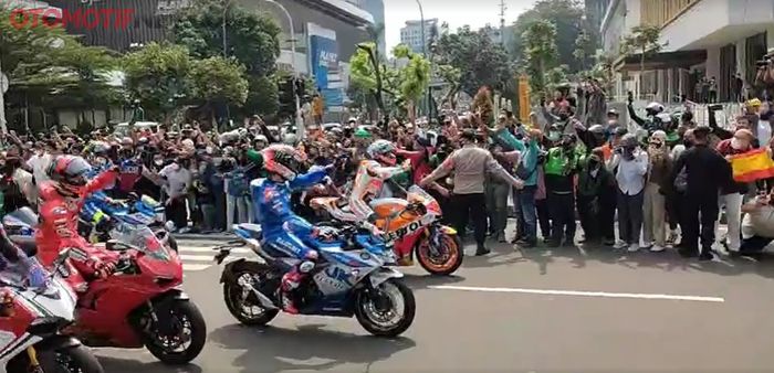 Ribuan penonton melambaikan tangan kepada pembalap MotoGP