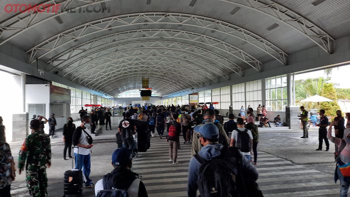 Suasana lorong di bandara mulai padat pengunjung