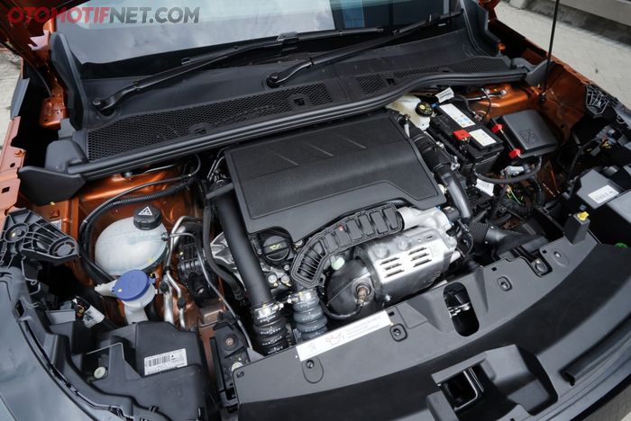 Peugeot 2008 memiliki kapasitas mesin 1.2 L Turbo Puretech 3 silinder.