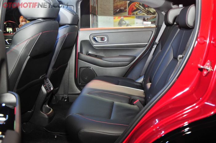 Jok Baris Kedua Cukup Lega. Bagian tengah bisa dijadikan armrest.