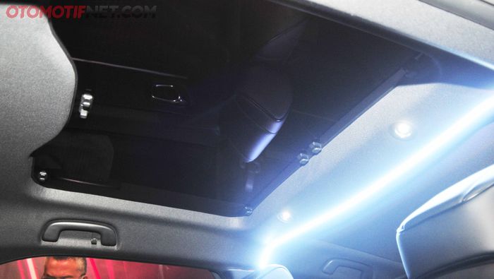 Panoramic sunroof berkendara jauh makin asik.