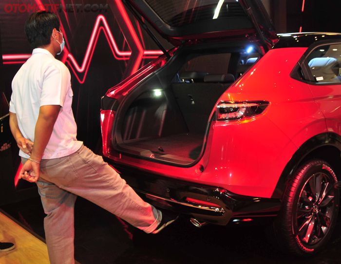 Goyangkan kaki, pintu bagasi membuka otomatis.