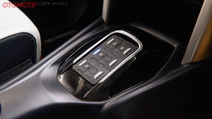 Konsol tengah biasa jadi tempat tuas transmisi. Diganti  panel dengan tombol untuk menggerakan Toyota Kijang Innova EV Concept.