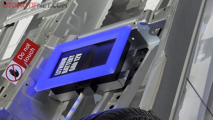 Tambahan lithium-ion battery berdaya 6 Ah 12 Volt dalam sistem Suzuki Smart Hybrid