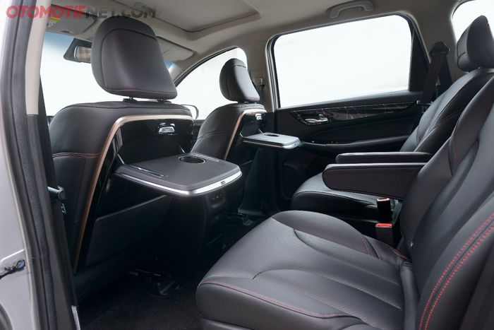Perpaduan antara new comfortable seats dengan premium black semi-leather serta multipurpose seat tray memberikan kenyamanan yang lebih.