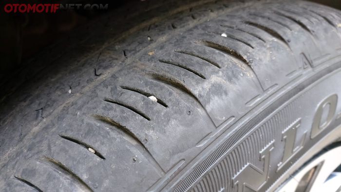 Kerikil di ban mobil