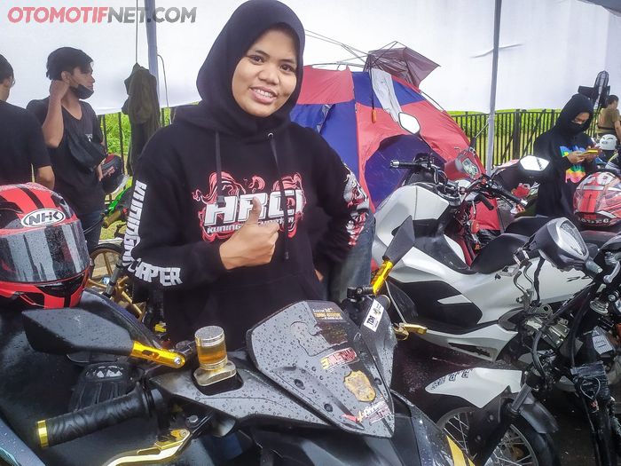 Tak hanya laki-laki, balapan ini juga diikuti oleh peserta perempuan. Salah satunya adalah Dede Sumarni, hijabers asal Pondok Indah, Jakarta Selatan. Anggota Aerox Rider Community Indonesia (ARCI) ini turun di kelas Matic 150 cc.