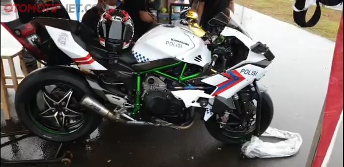 Kawasaki H2 dengan livery ala kendaraan patwal polisi. Sempat dipakai oleh Dirlantas Polda Metro Jaya, Kombes Pol Sambodo Purnomo Yogo saat menjajal trek pada Kamis (21/4/2022).