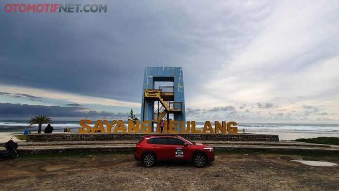 Pantai yang bisa disambangi sangat banyak, salah satunya Sayang Heulang