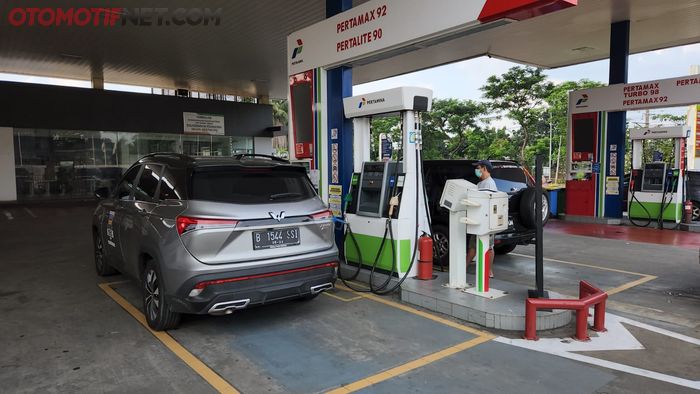 Sebelum masuk tol, tak lupa isi Pertamax full tank, agar perjalanan lancar