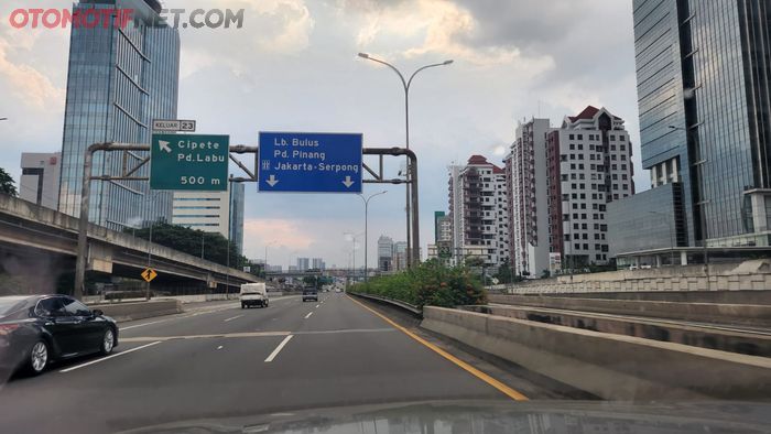 Kondisi jalan di tol lingkar luar Jakarta (JORR)  pada siang hari H -1 menjelang Lebaran 2022 terlihat sangat lengang