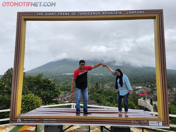 OTOMOTIF bersama istri sempat berfoto ria di kawasan wisata Bukit Idaman di kaki gunung Tanggamus, Lampung