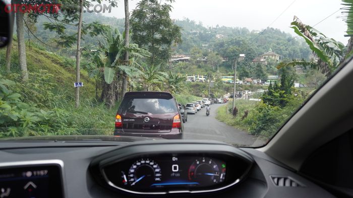Akses Jalan Menuju Telaga Madirda yang Cukup Sulit Melewati TIkungan Tajam Beserta Tanjakan Curam