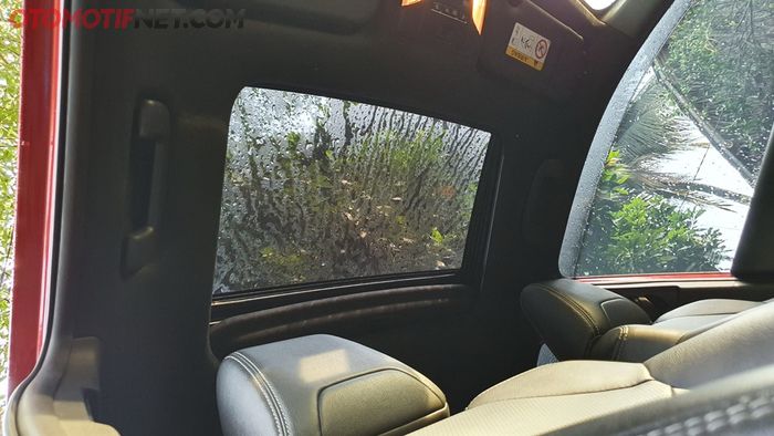 Ada sunroof di Corolla Cross, saat di pegunungan saat dibuka kabin jadi lebih segar